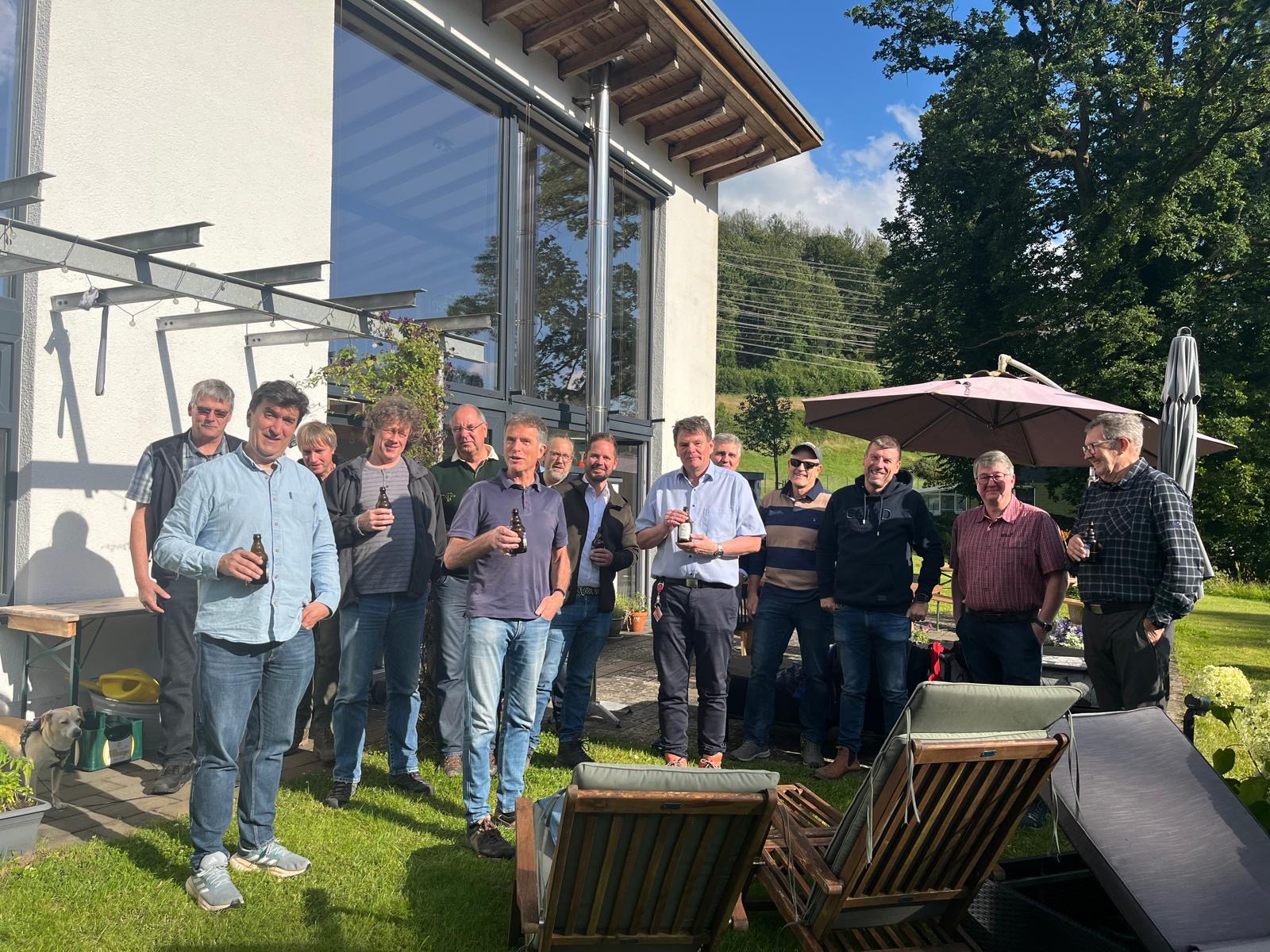 Gruppenbild auf der Terrasse unseres Präsidenten im Sonnenschein