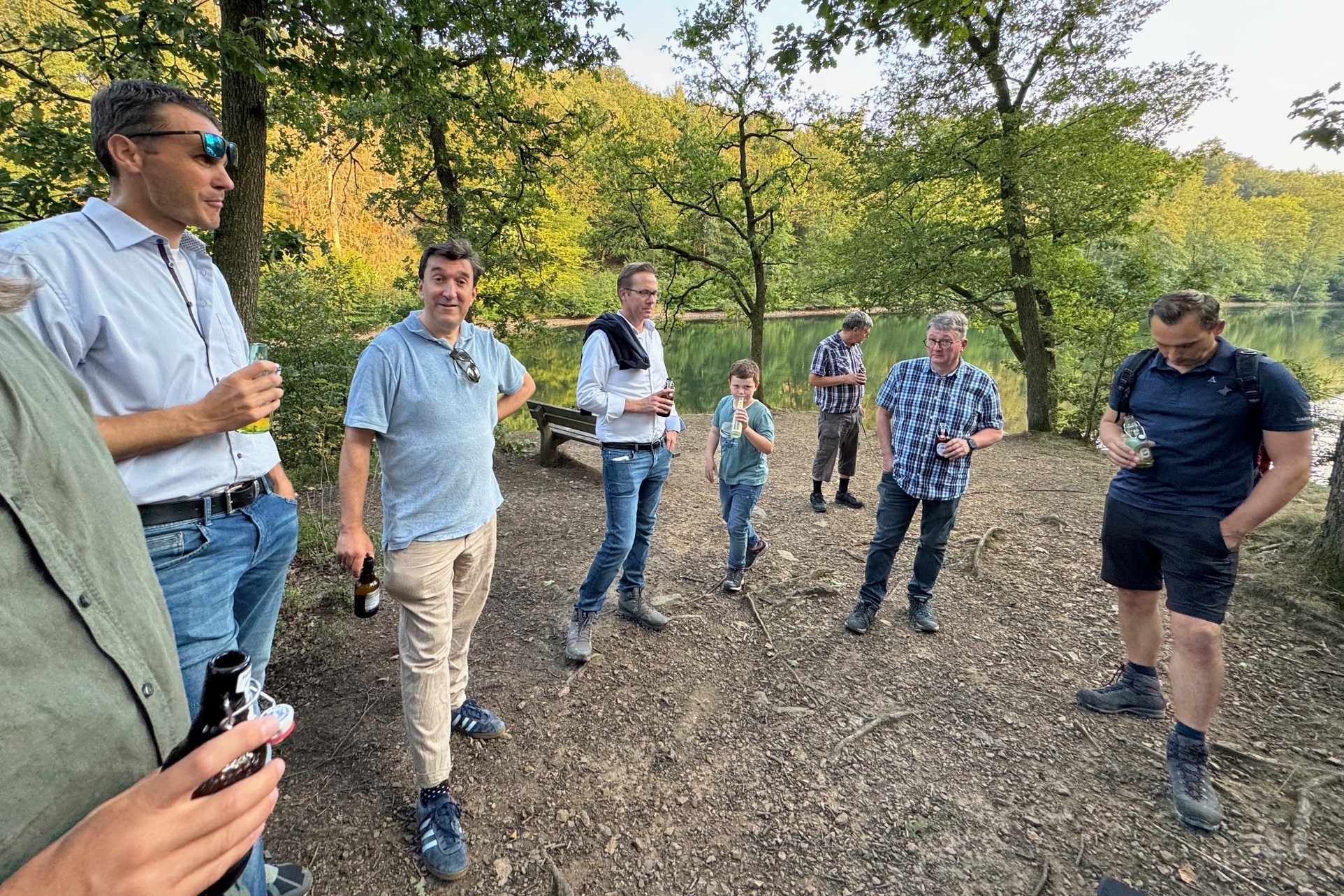 Gruppenbild der Wandergruppe an einer Bank an der Jubach-Talsperre