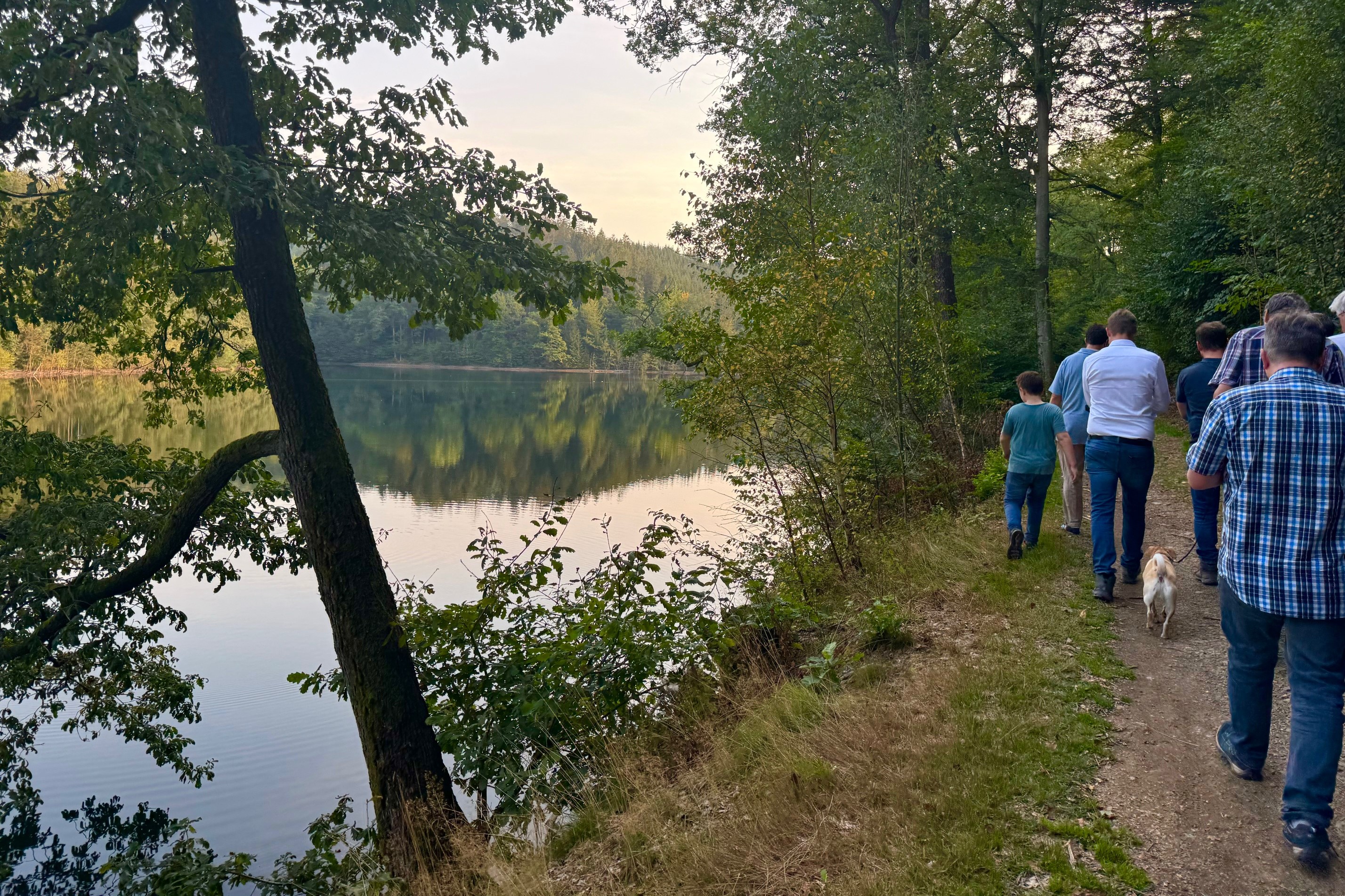 Die Wandergruppe geht entlang der Talsperre