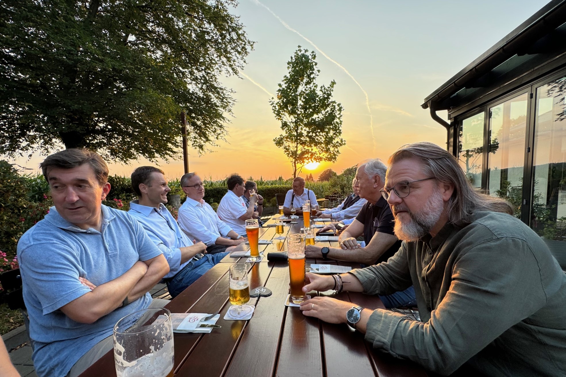 Im Biergarten bei Sonnenuntergang