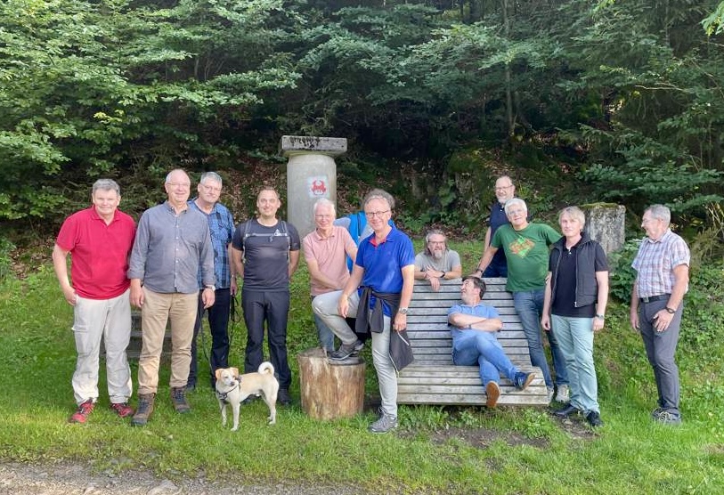 Gruppenbild der Wandergruppe an einer Bank an der Jubach-Talsperre