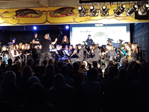 Die Musiker (Schüler) des Bergstadt-Gymnasiums im Scheinwerferlicht auf der Bühne