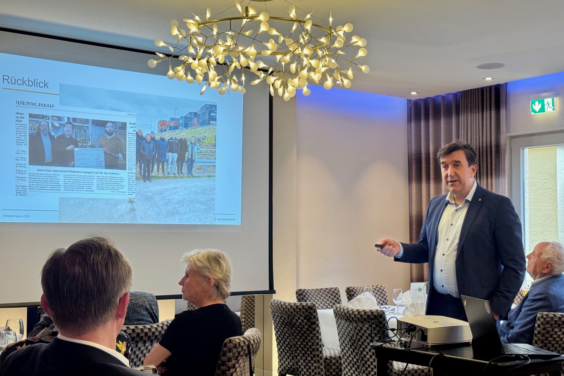 Jörg Bachmann  bei der Präsentation seines Jahresrückblicks