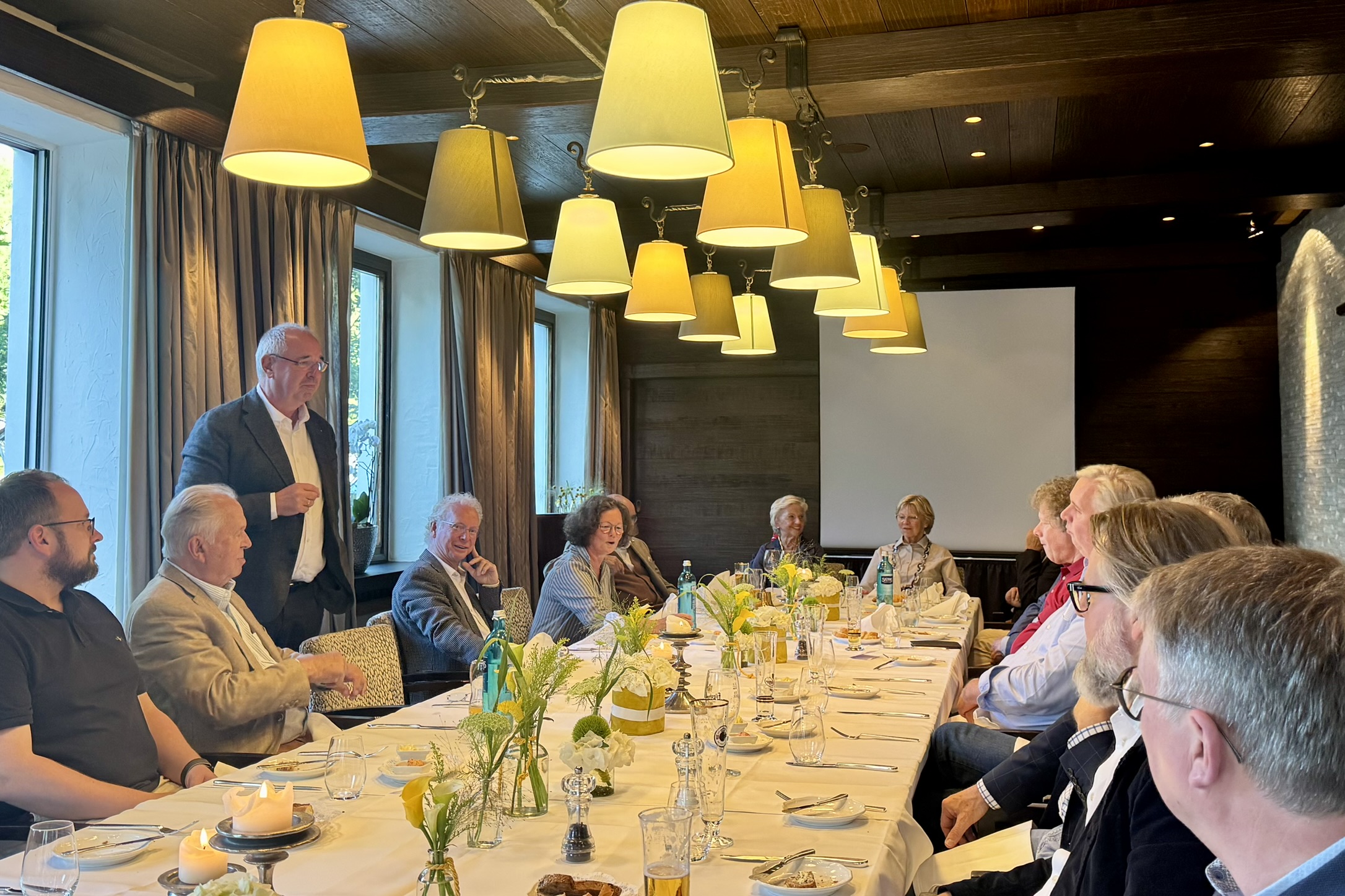Der erste Vize-Präsident eröffnet den Abend. Die Lionsfreunde sitzen zusammen im Clubzimmer.
