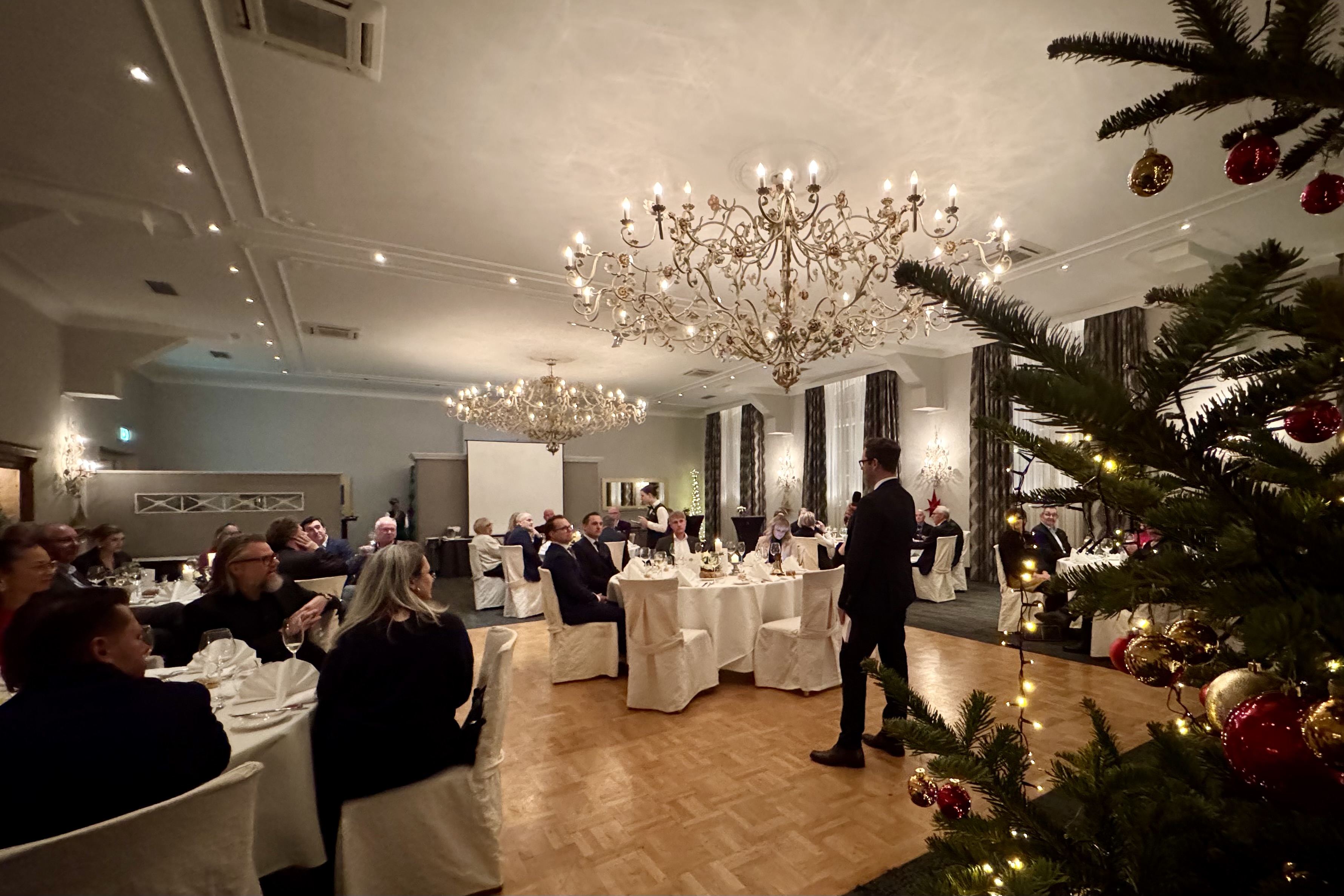 Der festlich weihnachtlich geschmückte Rosensaal im Restaurant Dresel