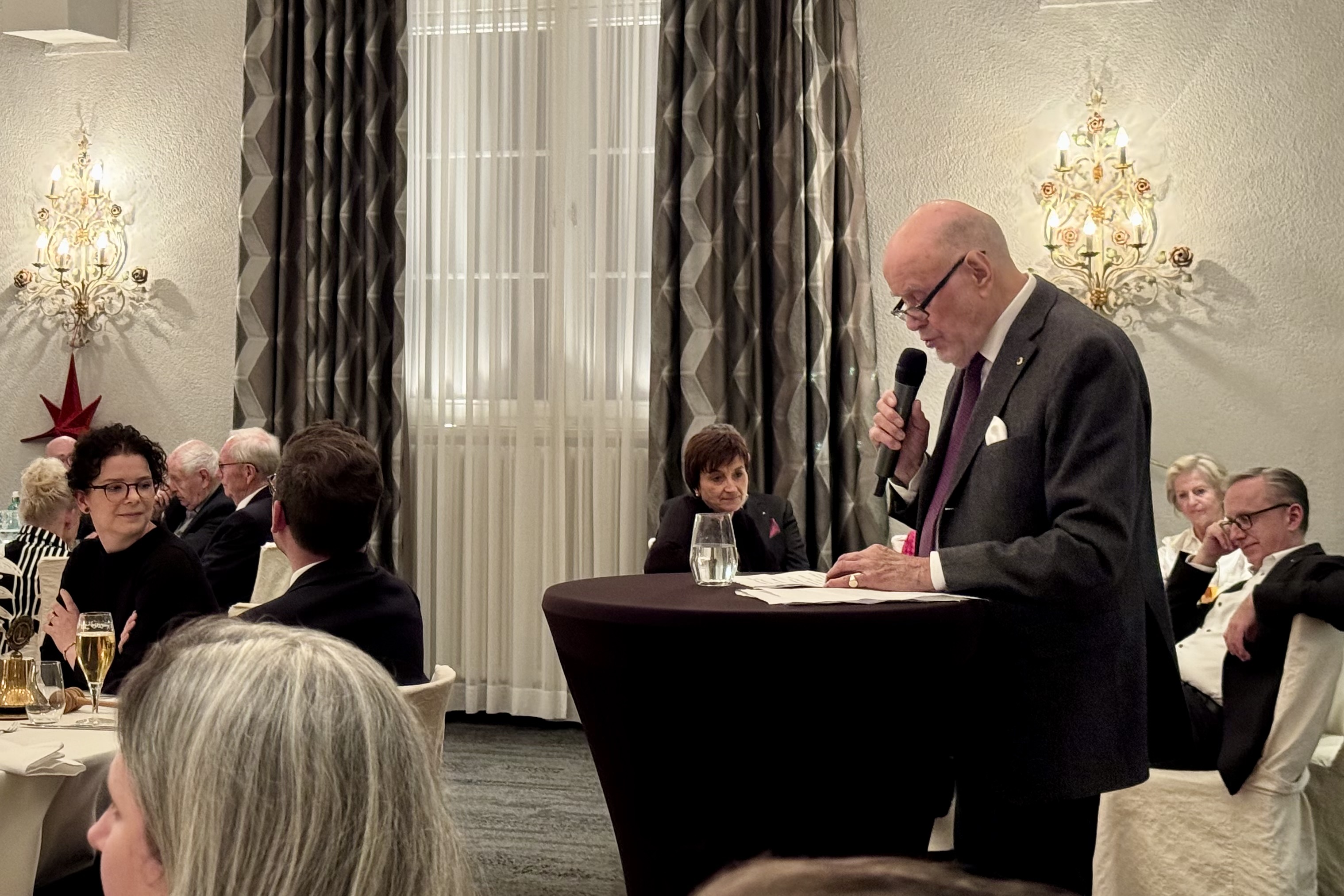 Hans-Günter Lokowand liest eine Weihnachtsgeschichte