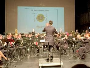 Die Musiker (Schüler) des Bergstadt-Gymnasiums im Scheinwerferlicht auf der Bühne