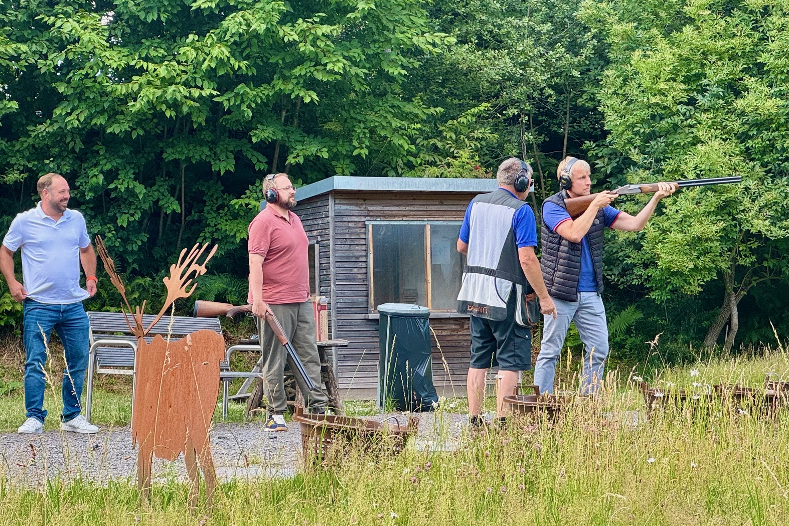 Eine Gruppe beim am Schießstand