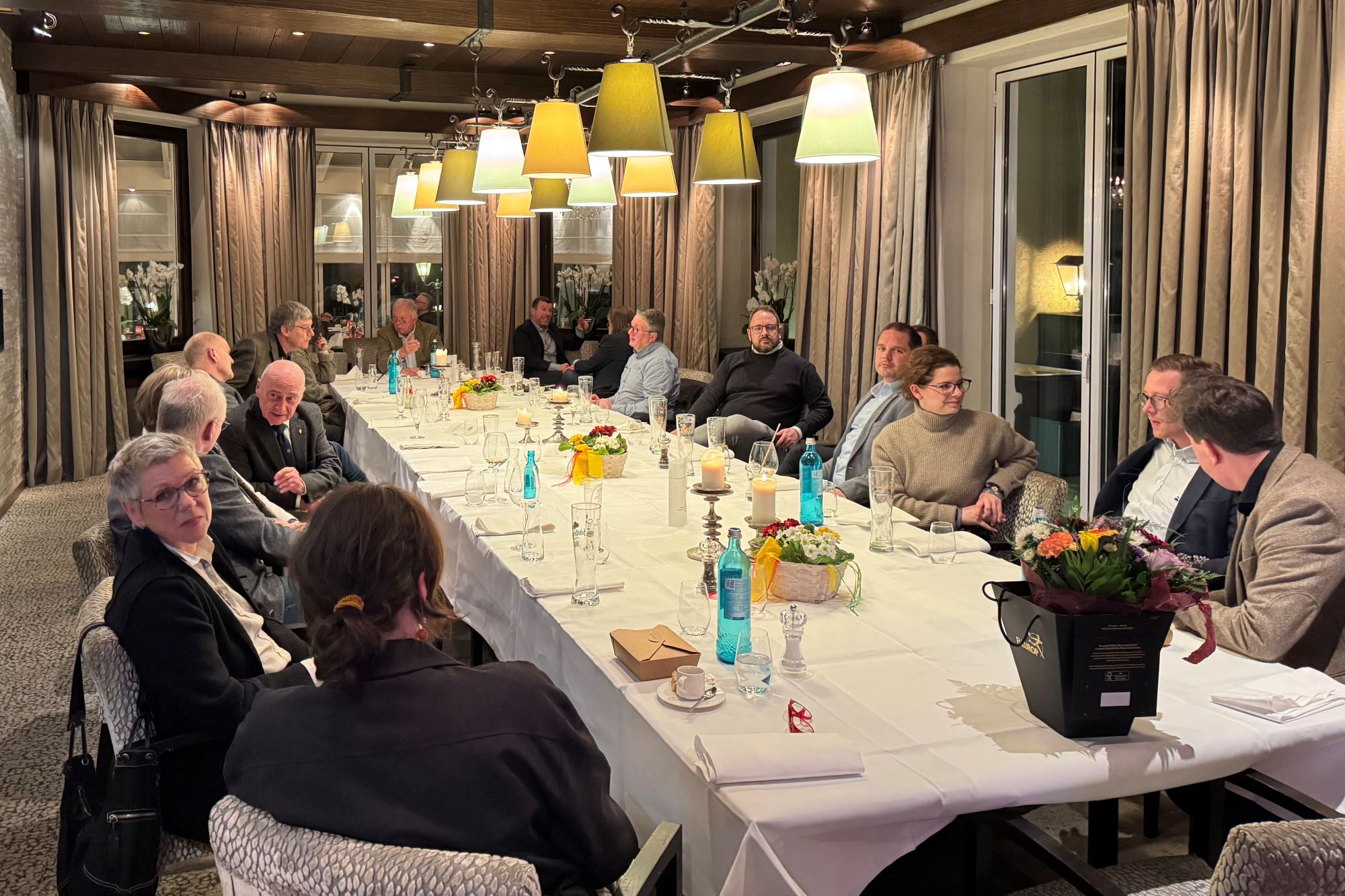 Bild der Lionsfreunde am Tisch im Clubzimmer des Hotel Dresel
