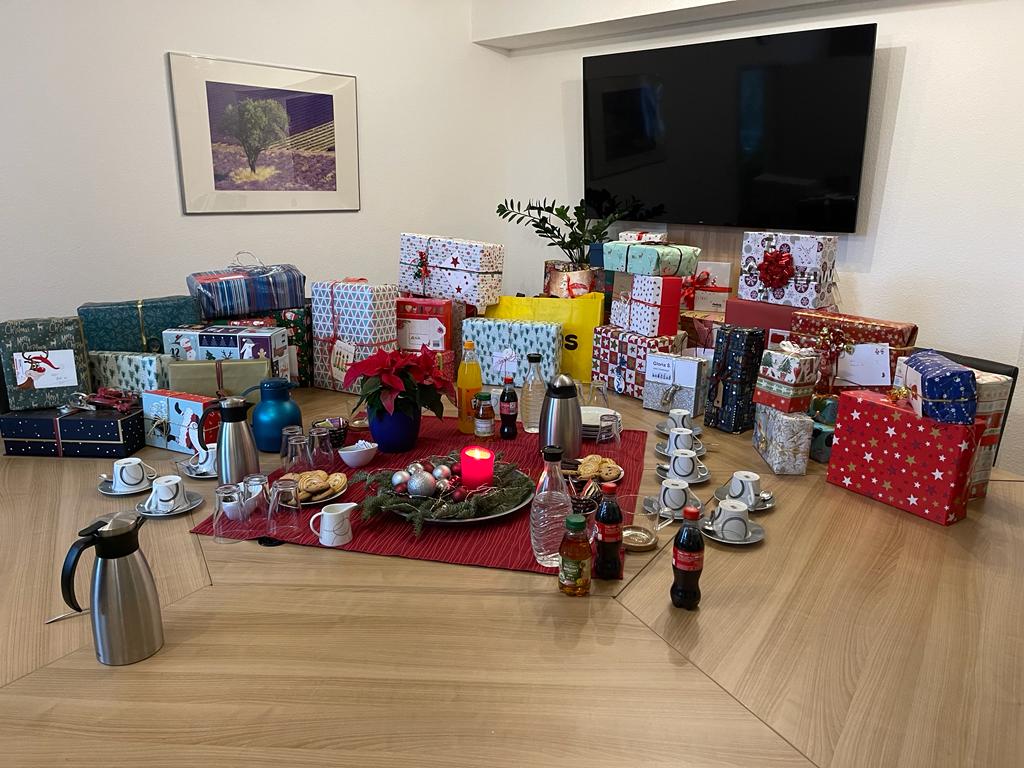 Ein Tisch voller Geschenke