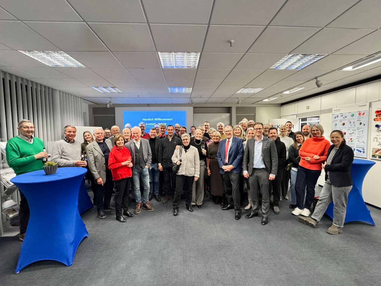 Gruppenbild im Seminarraum der Kaiser Elektro GmbH