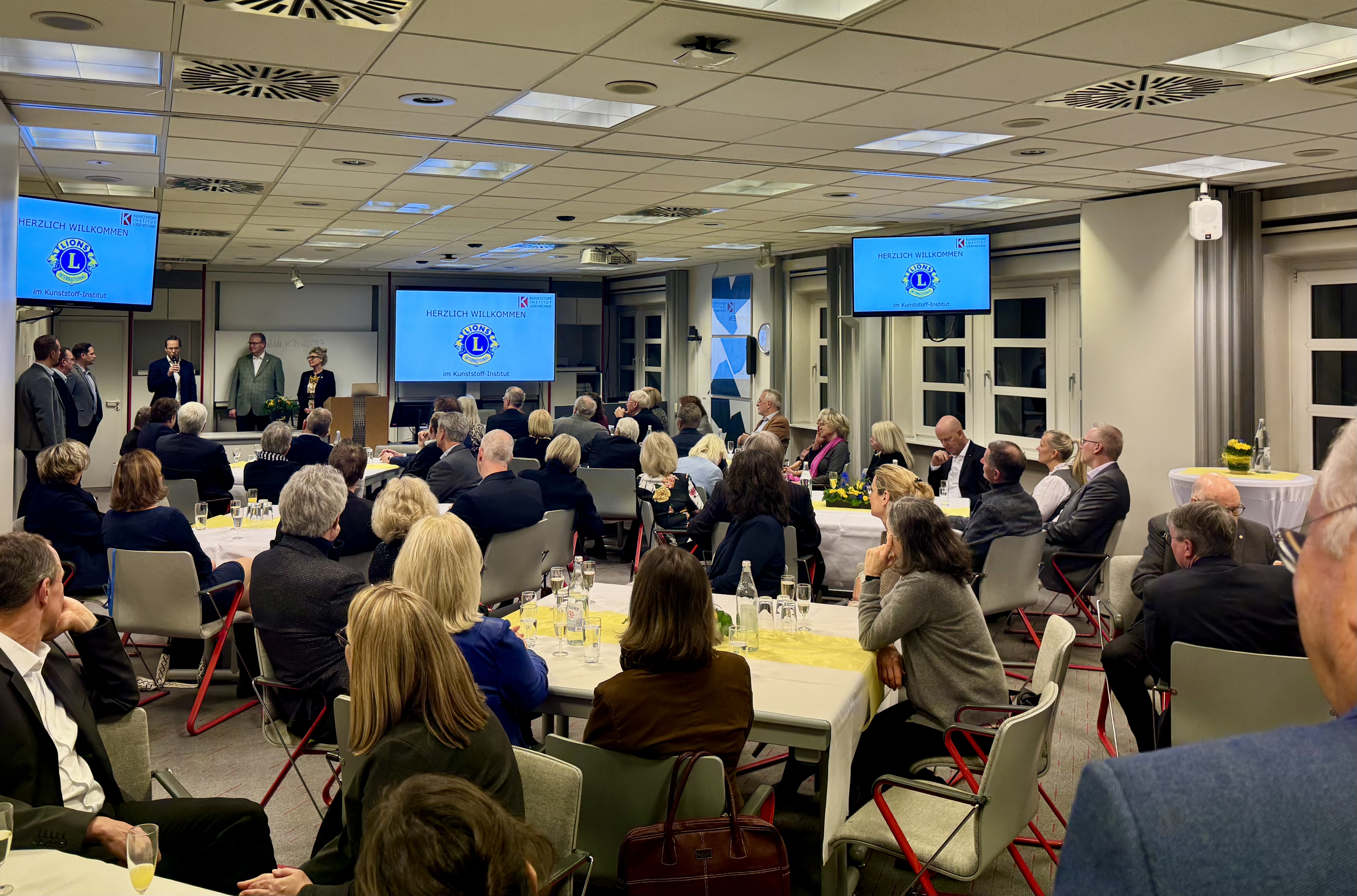 Volle Tische bei der Eröffnung des Neujahrsempfang