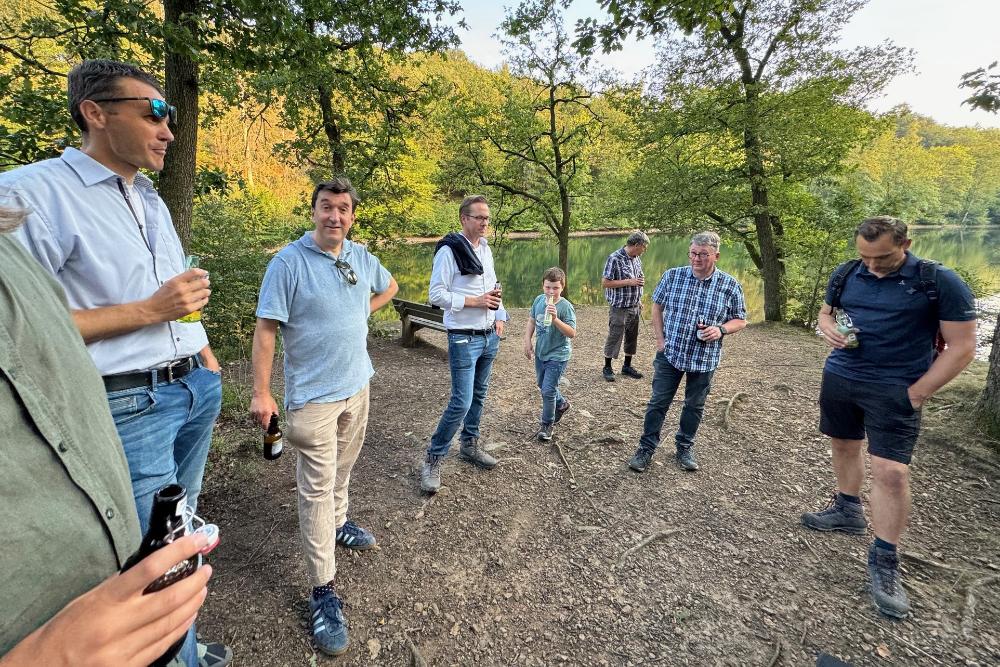 Gruppenbild der Wandergruppe an einer Bank an der Jubach-Talsperre