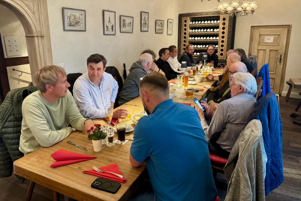 Die Teilnehmer des Stammtisches sitzen gemeinsam am Tisch im Restaurant