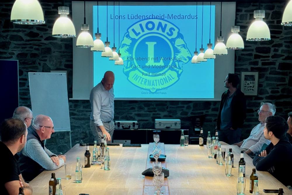 Die Lionsfreunde am Konferenztisch zur Eröffnung des Klönabends